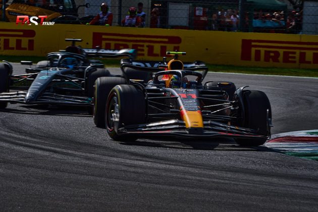 Sergio Pérez (Red Bull Racing) tras rebasar a George Russell (Mercedes AMG F1) en el GP de Italia 2023 de F1 (FOTO: Piergiorgio Facchinetti)