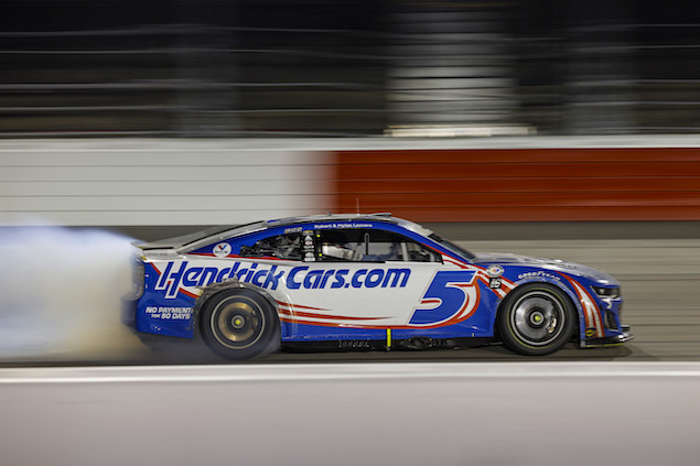 Larson gana Southern 500 y avanza a Ronda de 12 (FOTO: NASCAR Media)