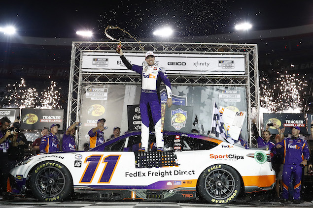 Hamlin gana en Bristol; eliminan a Logano de playoffs de NASCAR (FOTO: NASCAR Media)