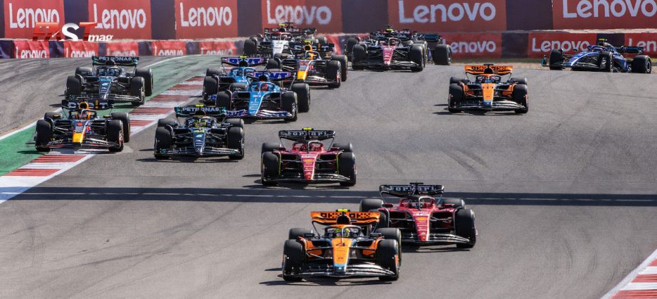 Lando Norris (McLaren) lidera al grupo en la primera vuelta del GP de Estados Unidos F1 2023 (FOTO: Eduardo Rodríguez para FASTMag)