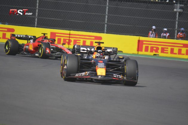 Max Verstappen (Red Bull Racing) lidera sobre Charles Leclerc (Scuderia Ferrari) durante el GP de Ciudad de México F1 2023 (FOTO: Carlos A. Jalife)